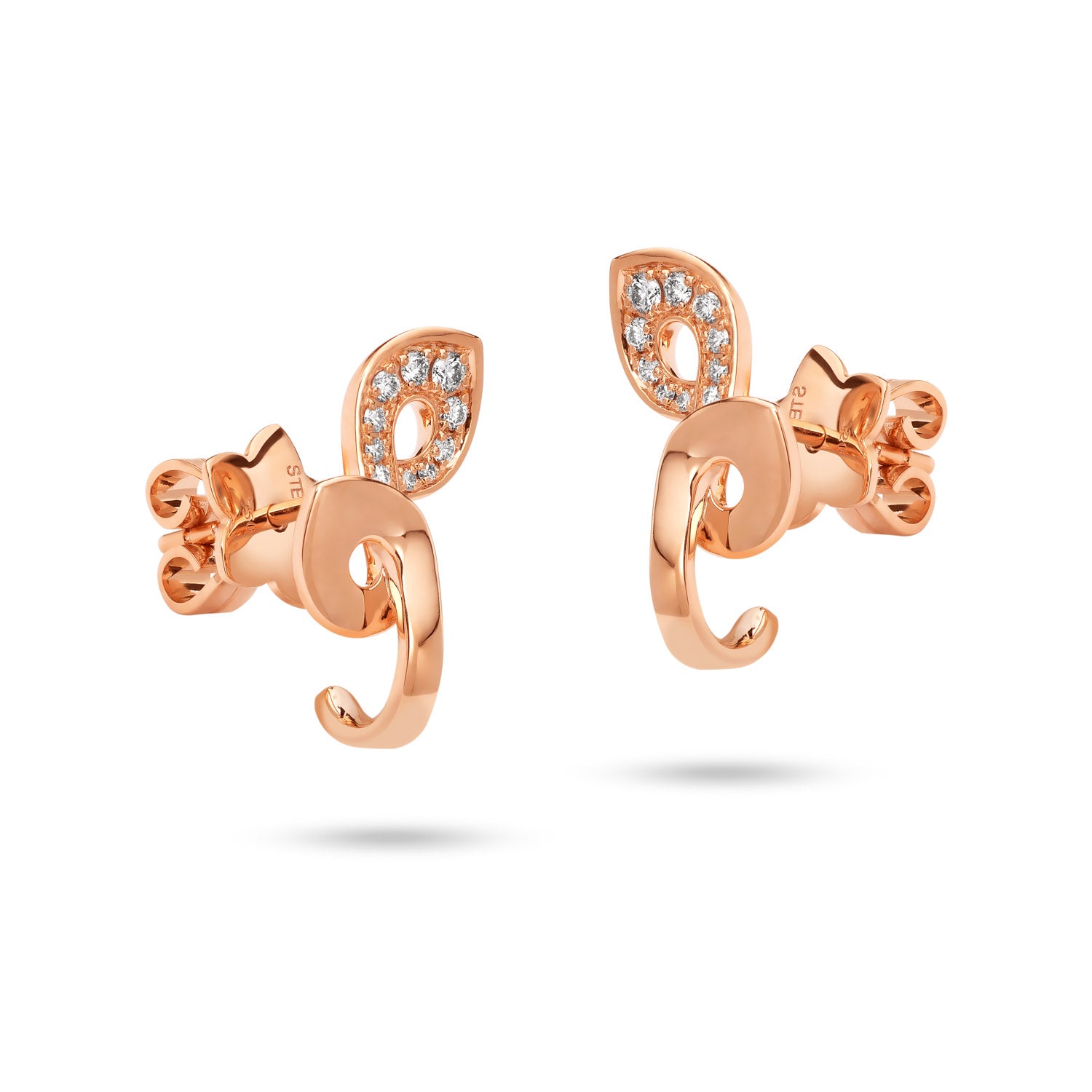 أقراط صغيرة مرصعة بالألماس