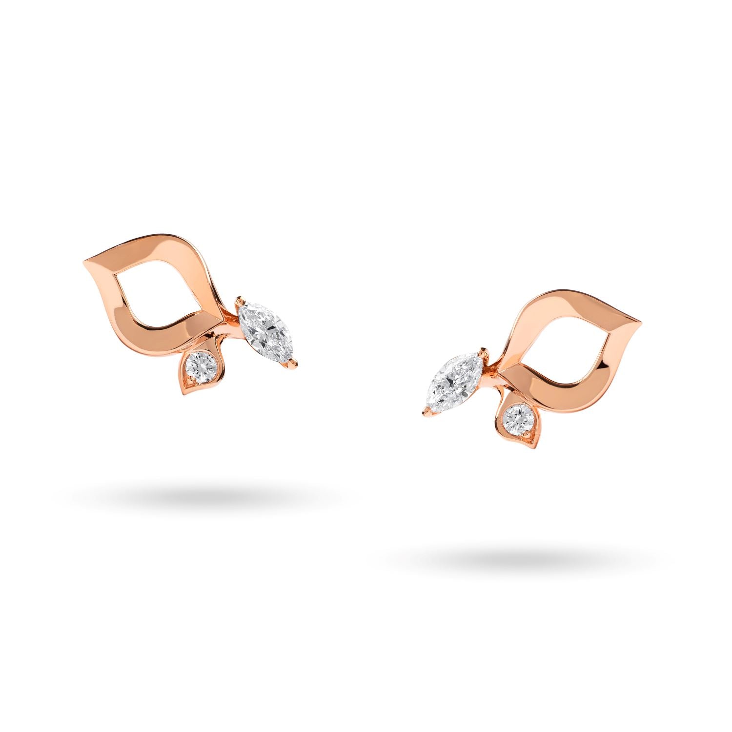 أقراط صغيرة من الذهب الوردي