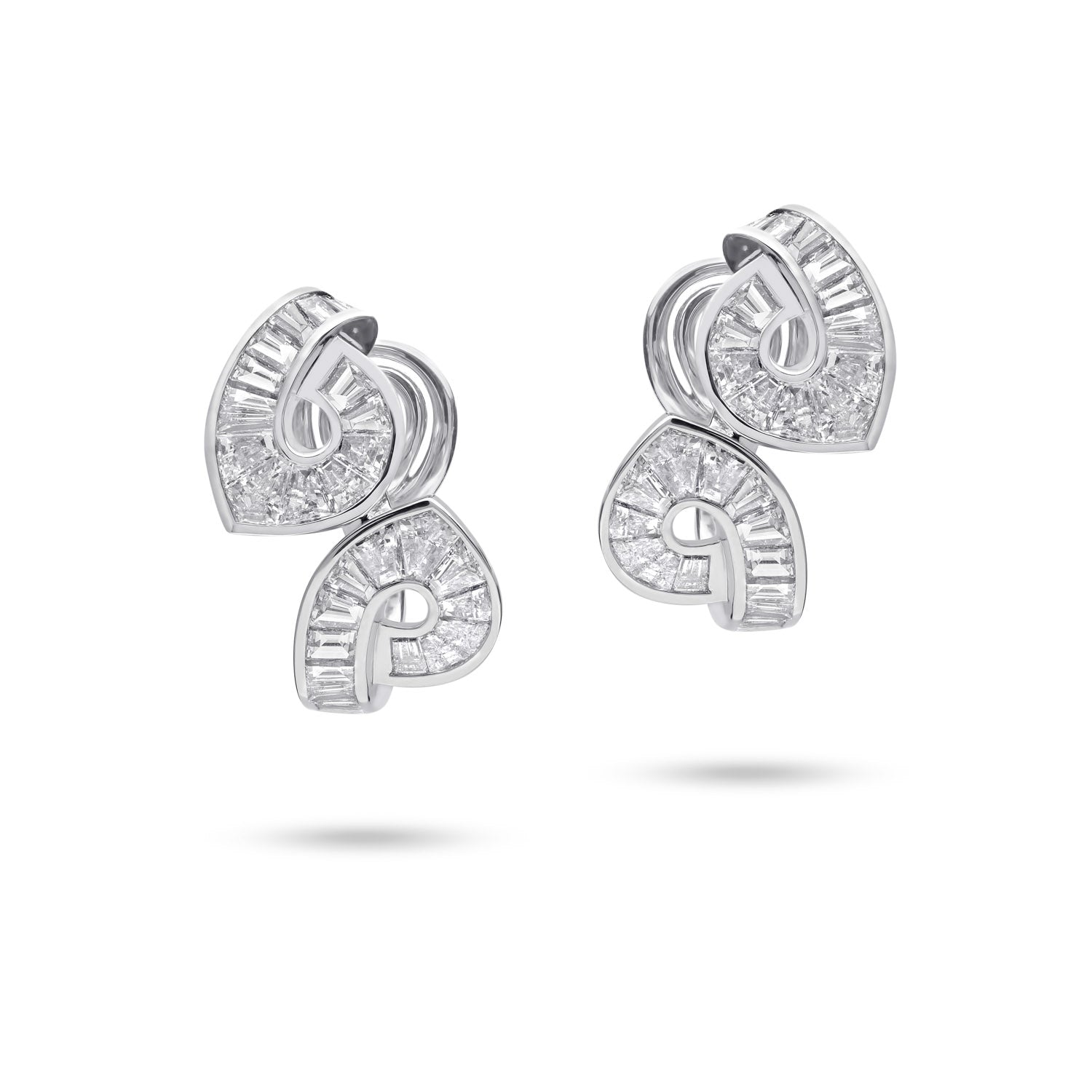 أقراط مرصعة بالألماس على شكل باغيت