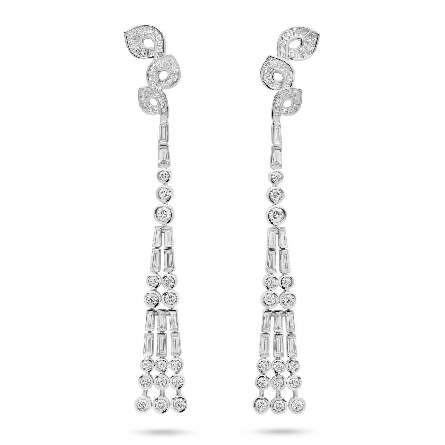 أقراط طويلة مرصعة بالألماس على شكل باغيت