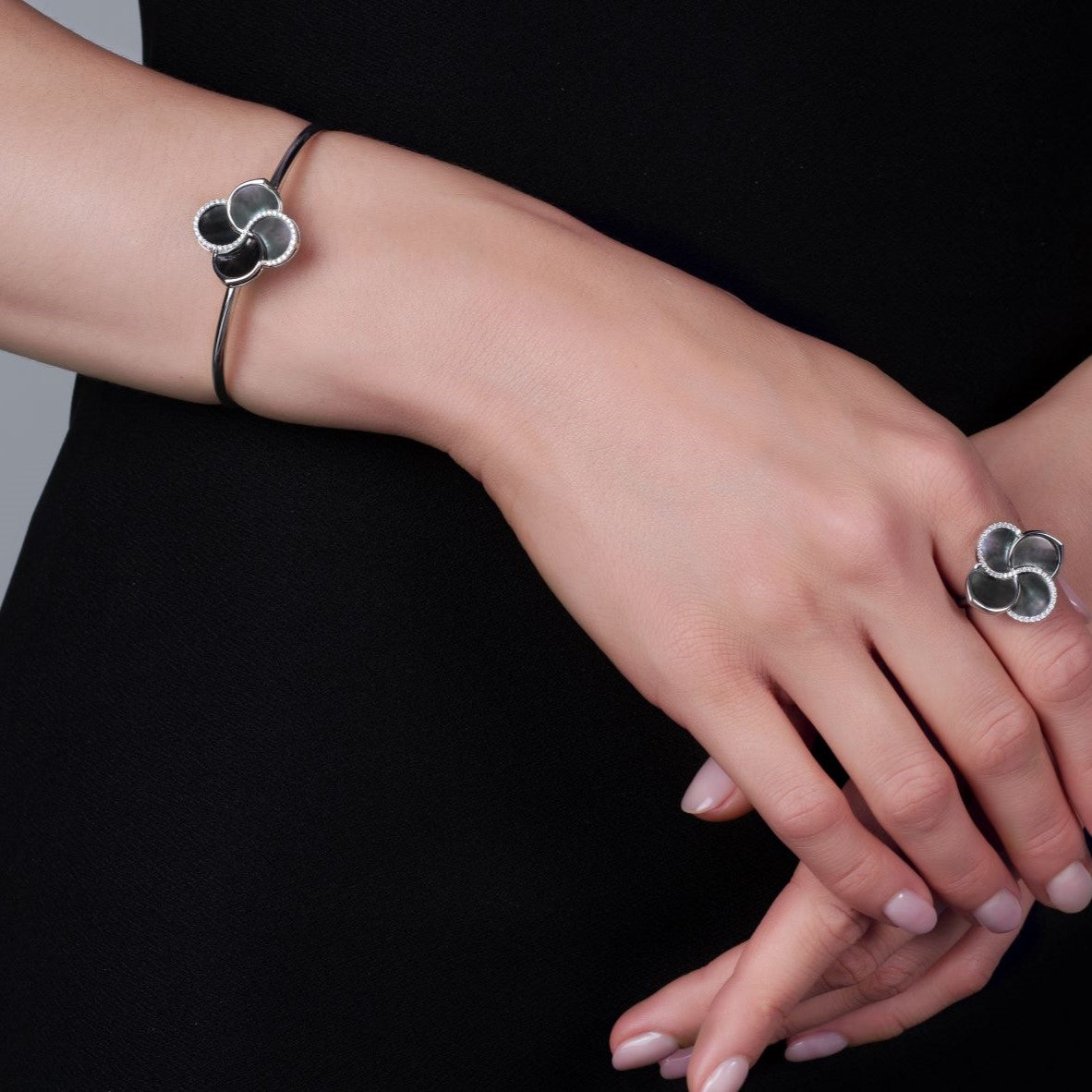 ブラック・マザー・オブ・パールのリング