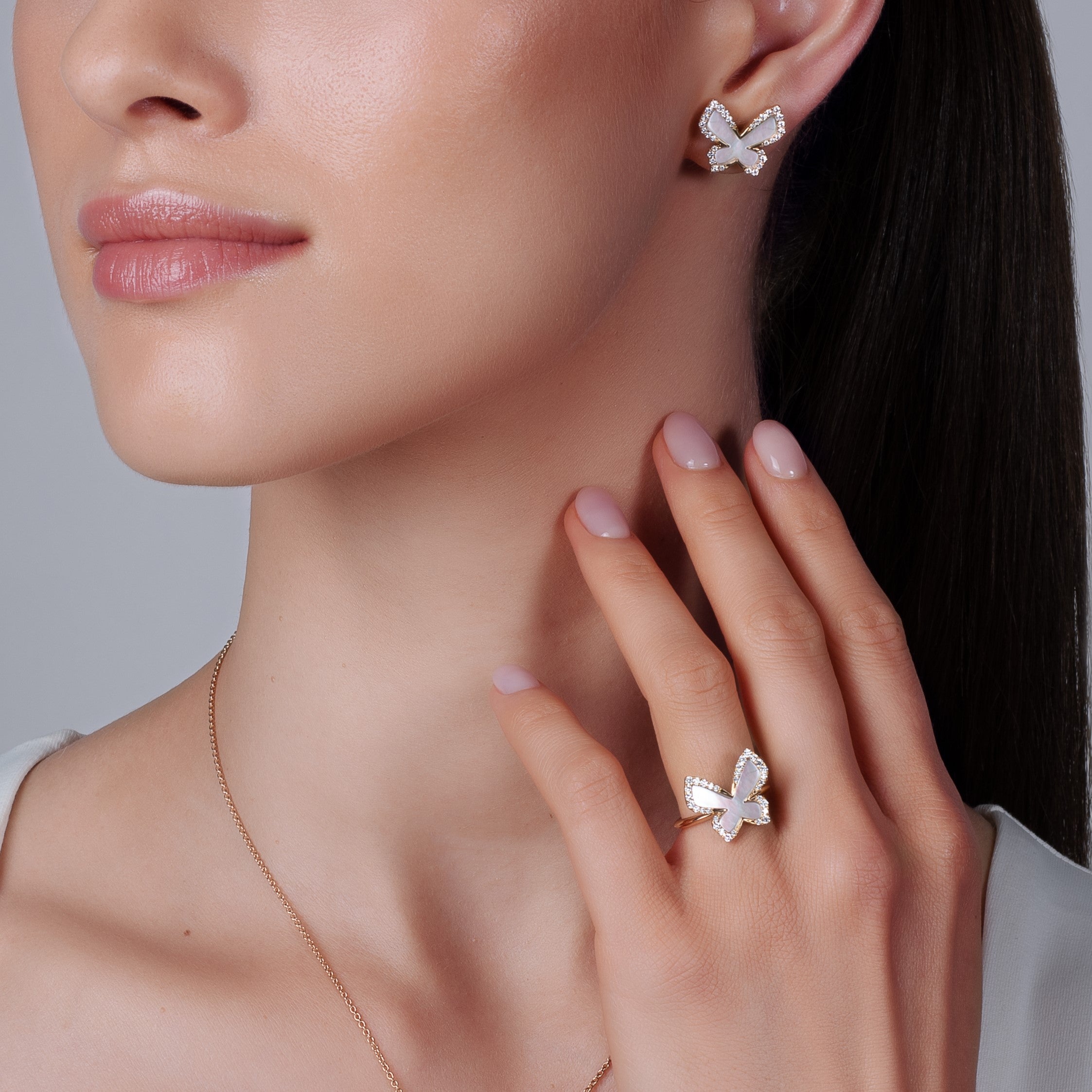 أقراط الفراشة مع عرق اللؤلؤ