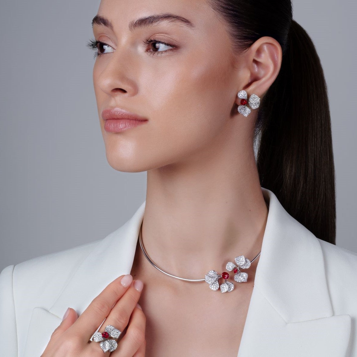 أقراط مرصعة بالياقوت