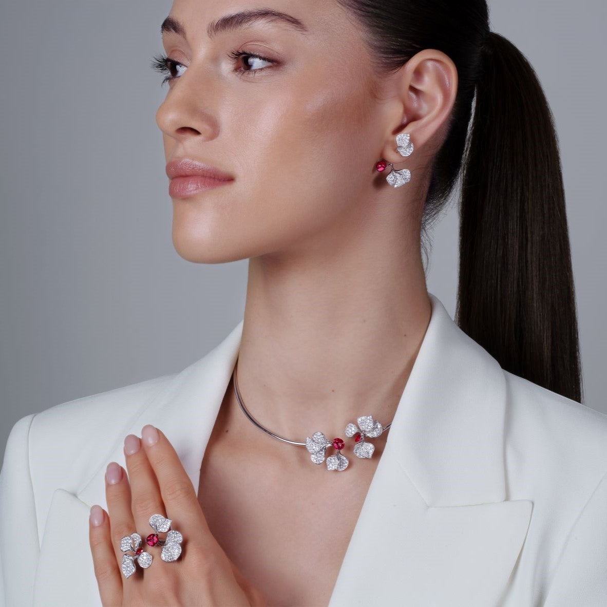 أقراط مرصعة بالياقوت