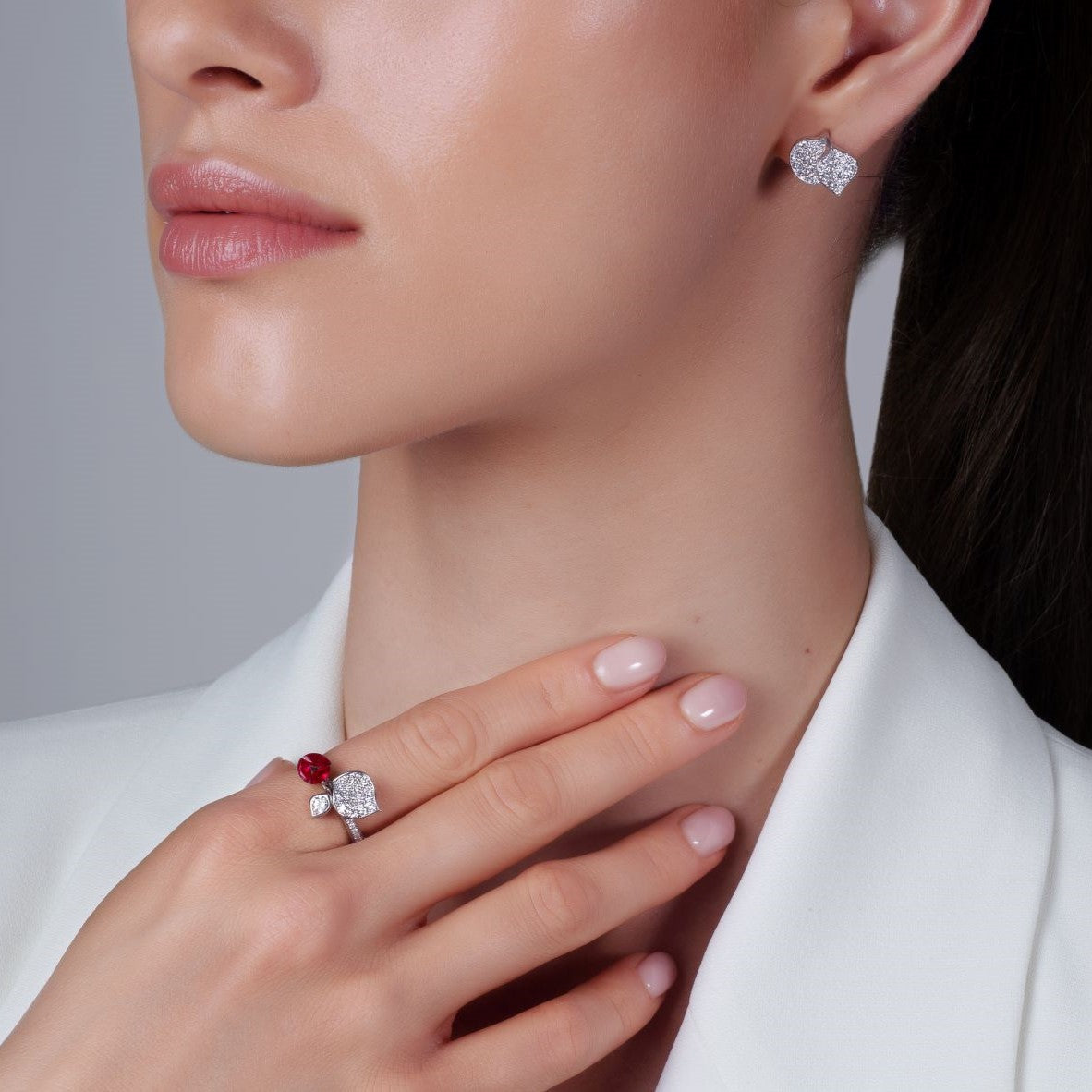 أقراط مرصعة بالياقوت