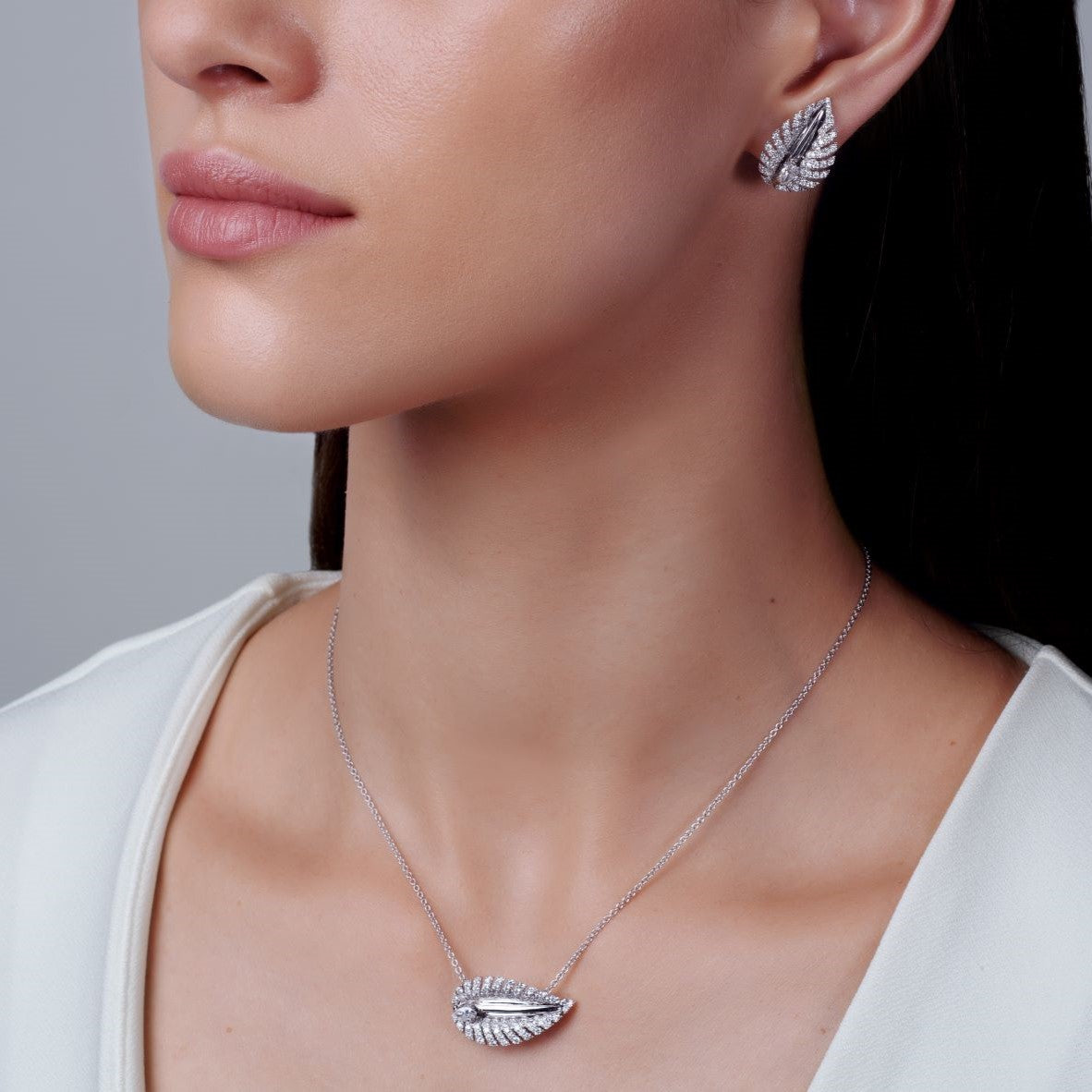 Necklace with moving Diamond