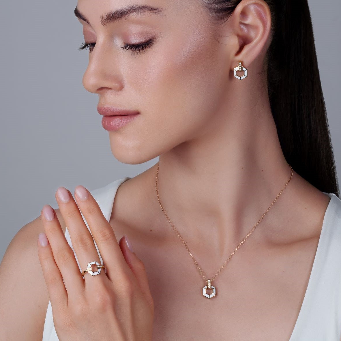 エナメルとダイヤモンドのハニカムリング