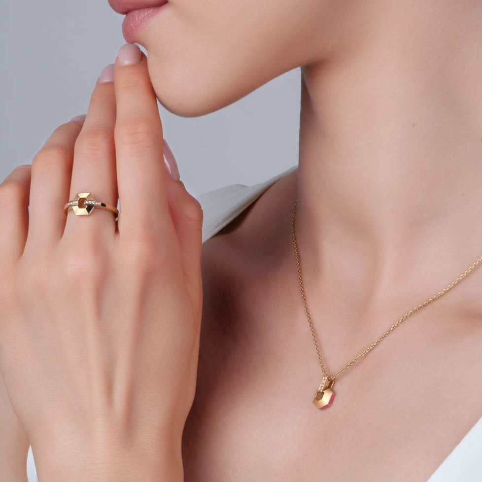 エナメルとダイヤモンドの小さなハニカムネックレス