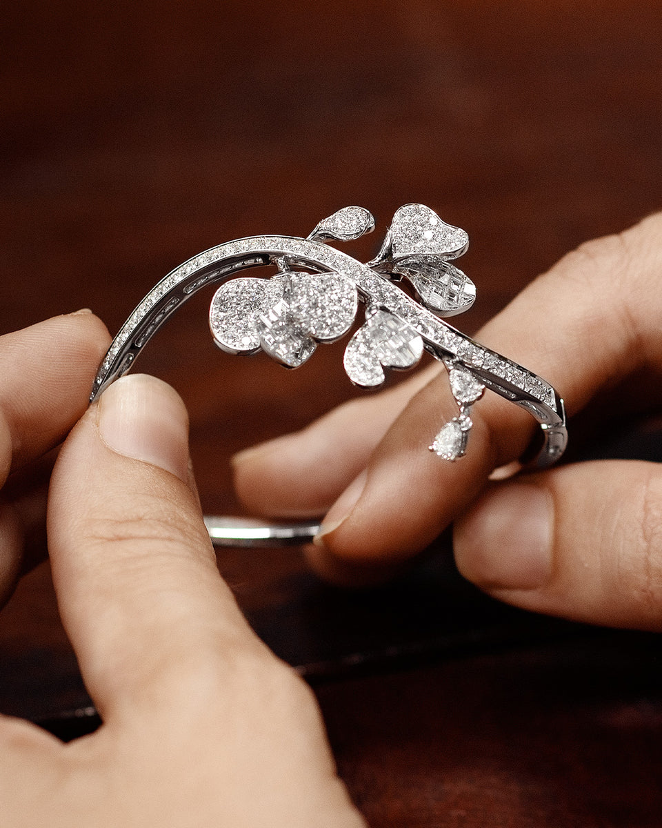 18k white gold bangle with diamonds