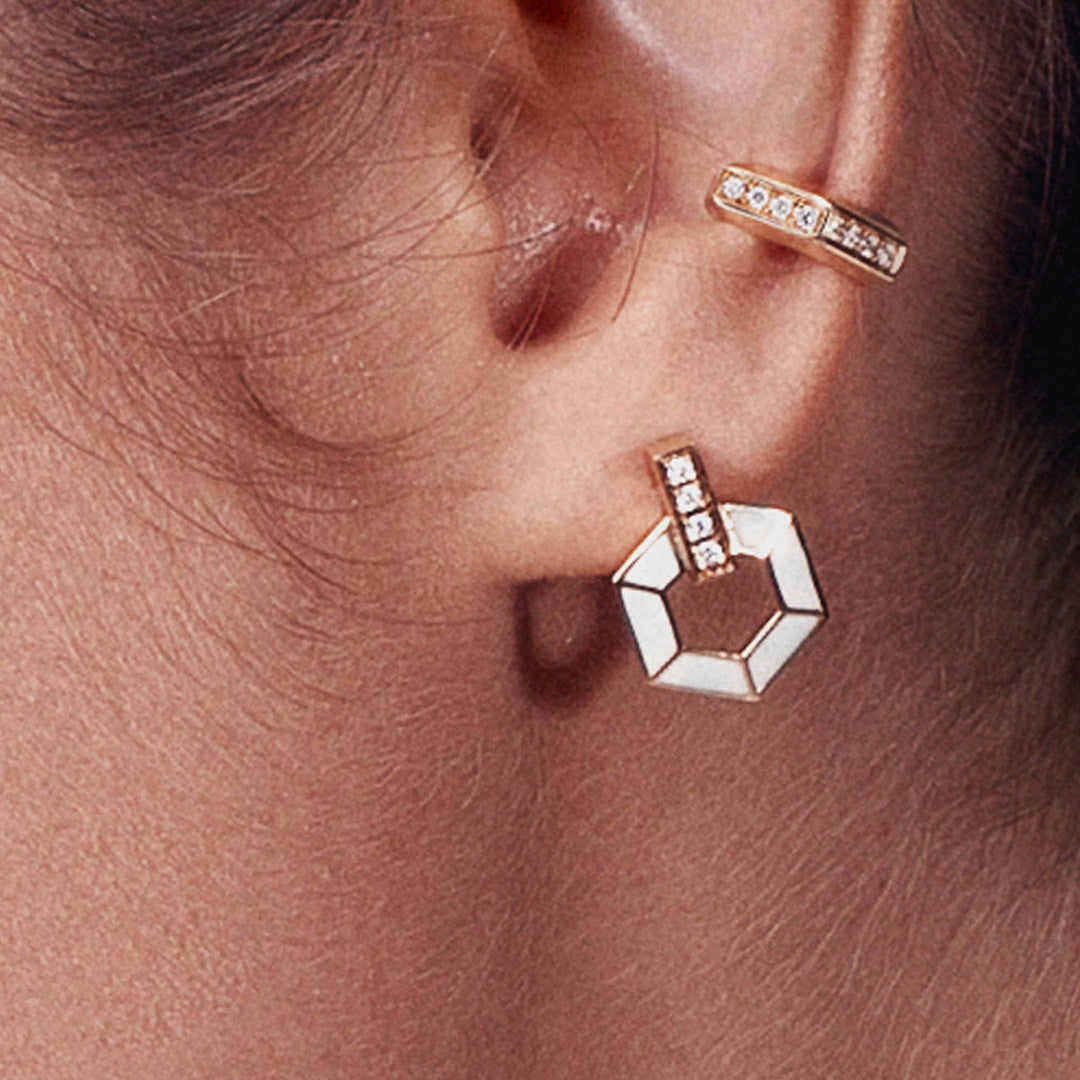 أقراط على شكل قرص العسل مع المينا والألماس