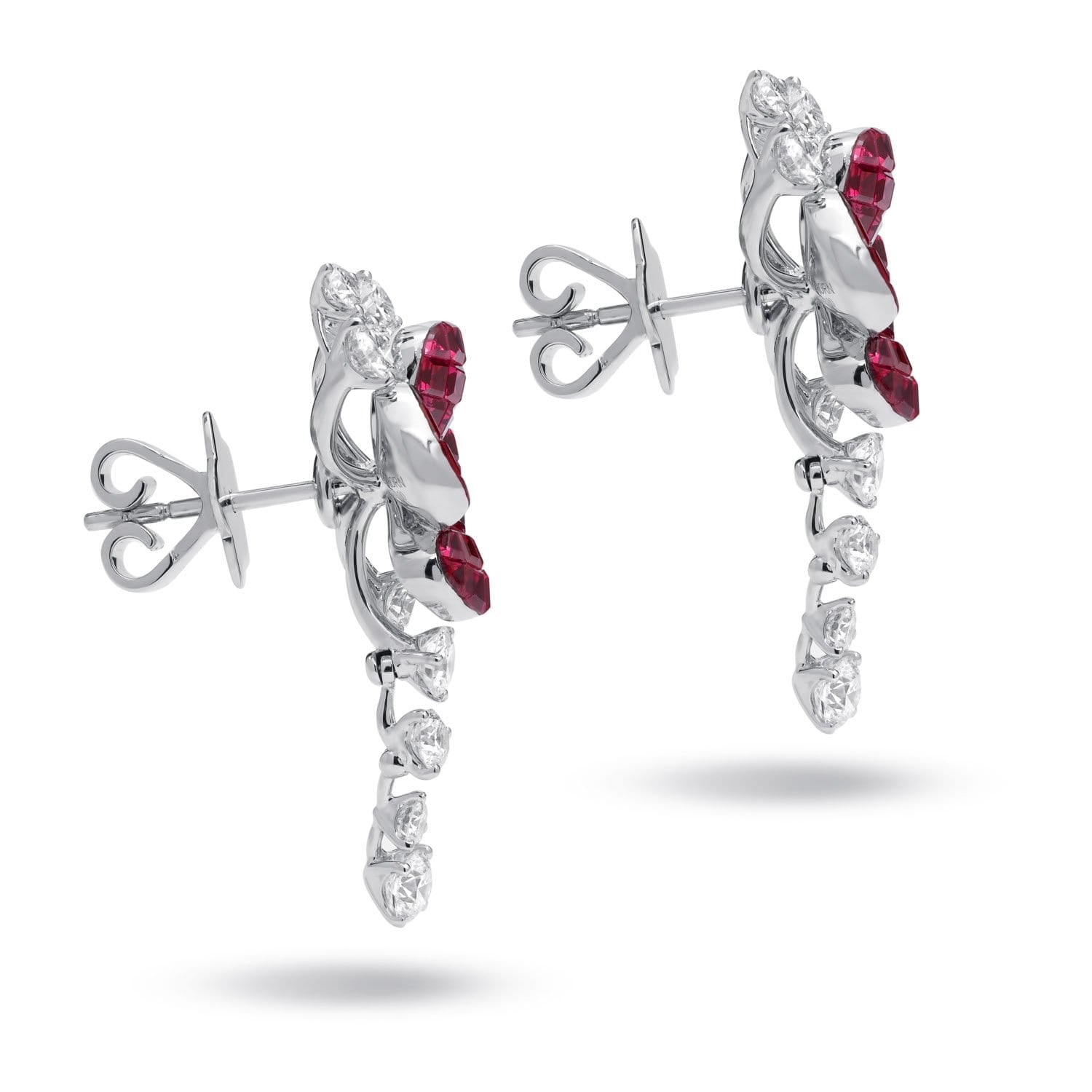 أقراط مرصعة بالياقوت