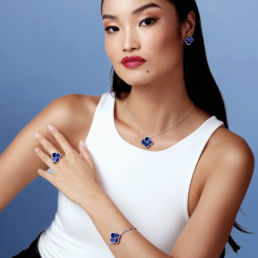 أقراط مرصعة باللازورد